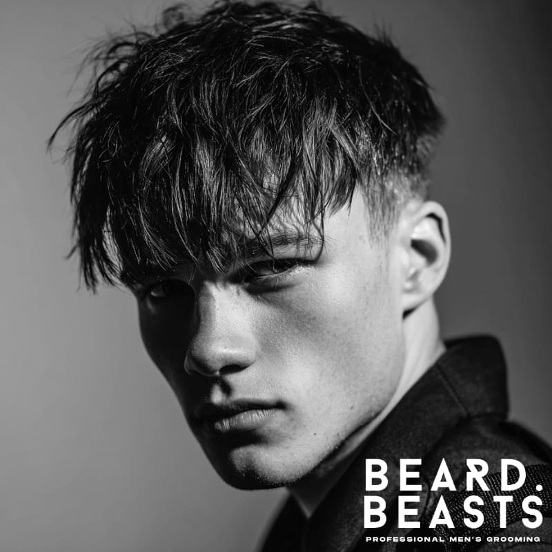 Long textured fringe haircut with voluminous layers and a tousled finish. A bold and modern style that combines volume with a natural, carefree look.