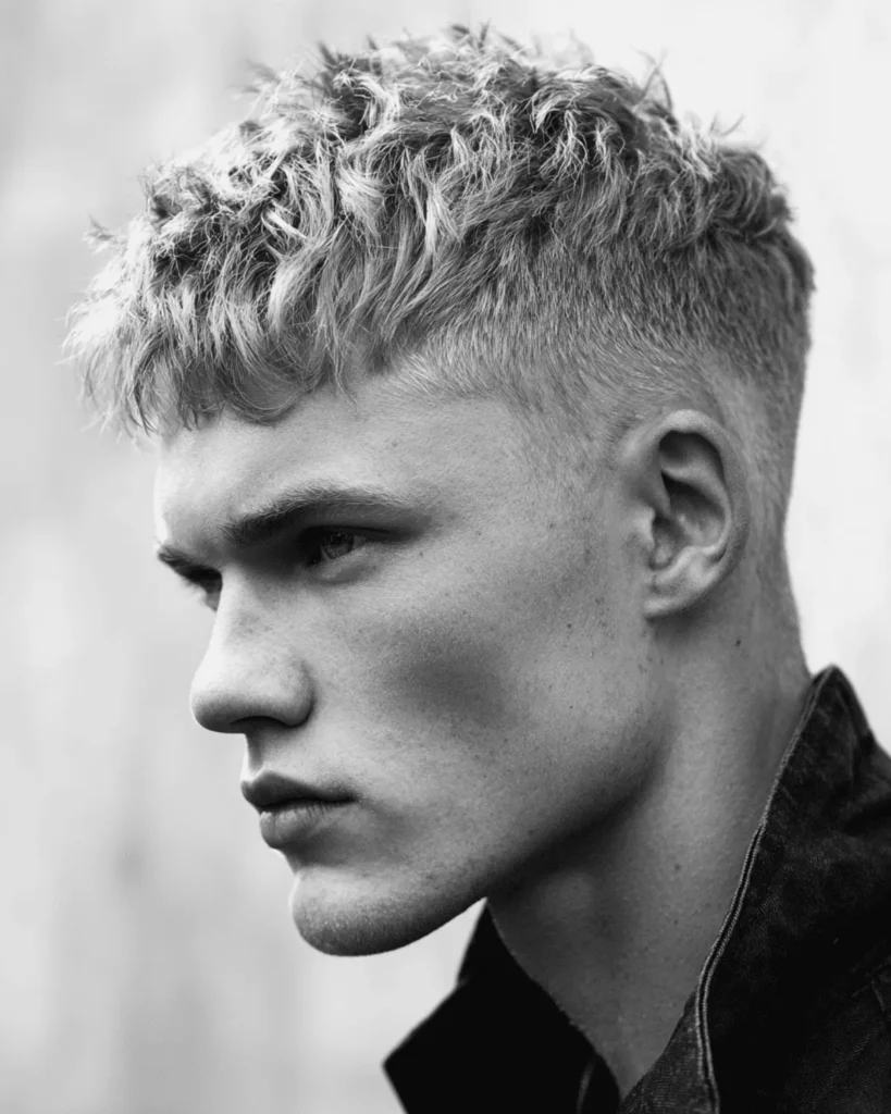 Textured crop for men with an oval face